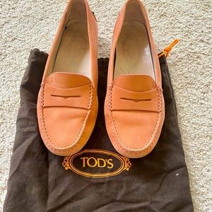 Tod's Women's City Gommino Driving Shoes - Size 38 or 7.5 - Salmon color - GUC